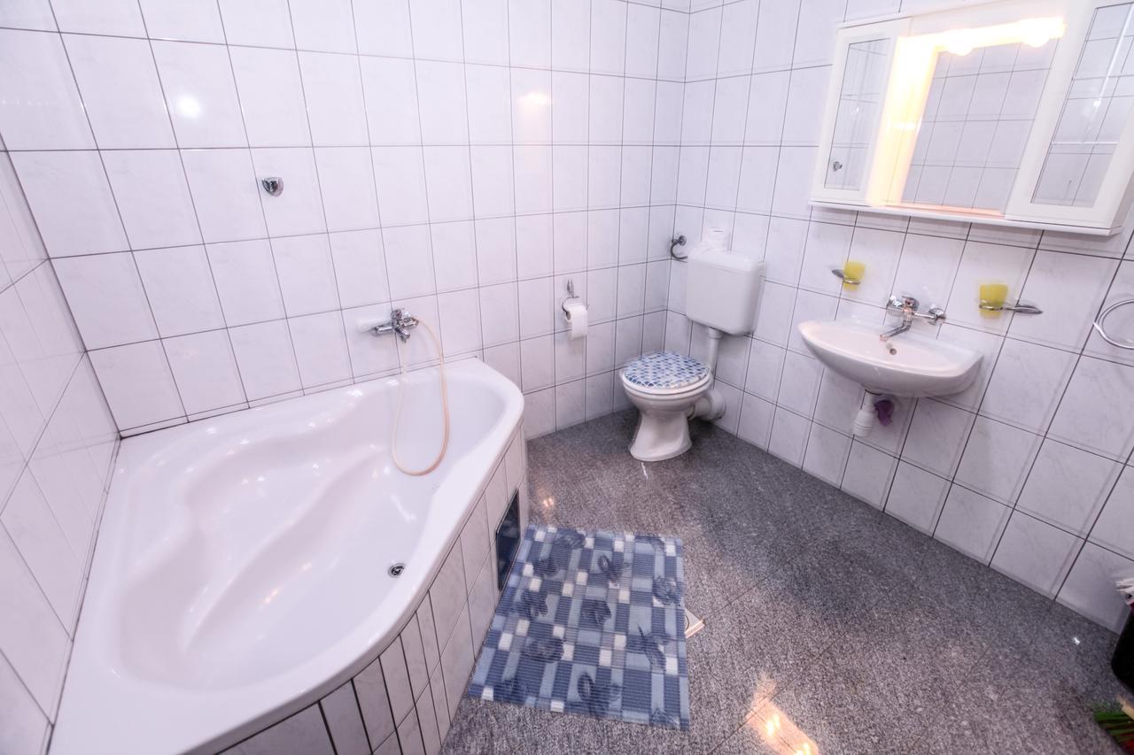 Apartments Dinko ノヴァリャ エクステリア 写真